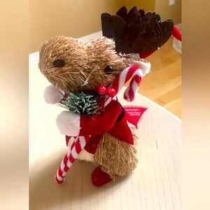 Straw Christmas Moose Santa
7 1/2” x 5 1/2” NWT